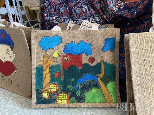 大提琴演奏、手繪帆布袋,這所小學慶祝教師節創意多 第3張 大提琴演奏、手繪帆布袋,這所小學慶祝教師節創意多 第3張