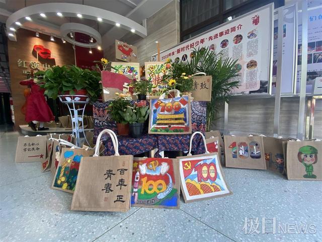 大提琴演奏、手繪帆布袋,這所小學慶祝教師節創意多 第2張 大提琴演奏、手繪帆布袋,這所小學慶祝教師節創意多 第2張