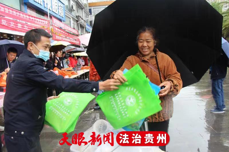 鎮寧開展“禁毒宣傳進萬家”主題宣傳活動 為群眾發放禁毒宣傳手提袋 第2張 鎮寧開展“禁毒宣傳進萬家”主題宣傳活動 為群眾發放禁毒宣傳手提袋 第2張