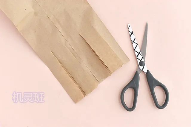 兒童環(huán)保手工:回收牛皮紙袋制作小鳥樂園(步驟圖解) 第8張 兒童環(huán)保手工:回收牛皮紙袋制作小鳥樂園(步驟圖解) 第8張