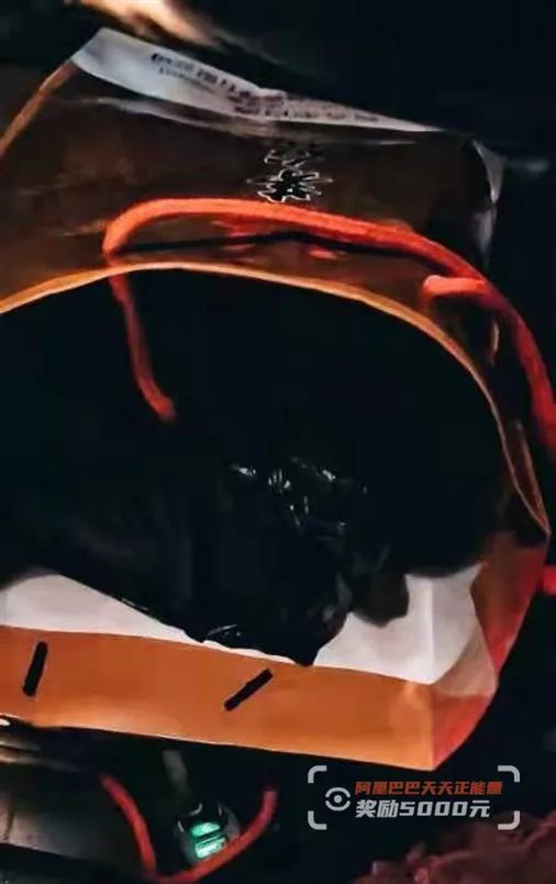 出租車后座上有個紙袋,司機一摸發現不對勁…… 第1張 出租車后座上有個紙袋,司機一摸發現不對勁…… 第1張