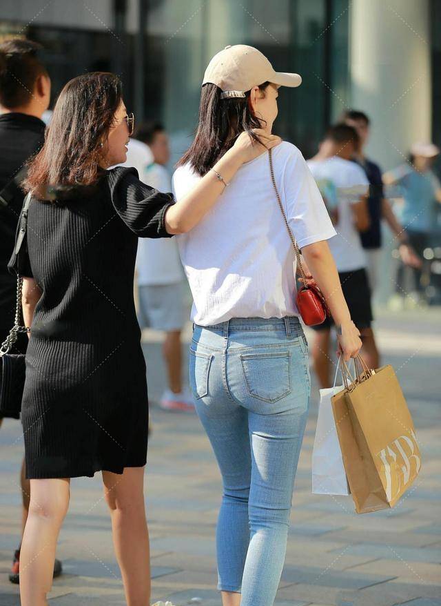 棕黃色牛皮紙袋搭配藍色時尚褲,學會這個訣竅,打造出舒適的造型 第1張 棕黃色牛皮紙袋搭配藍色時尚褲,學會這個訣竅,打造出舒適的造型 第1張