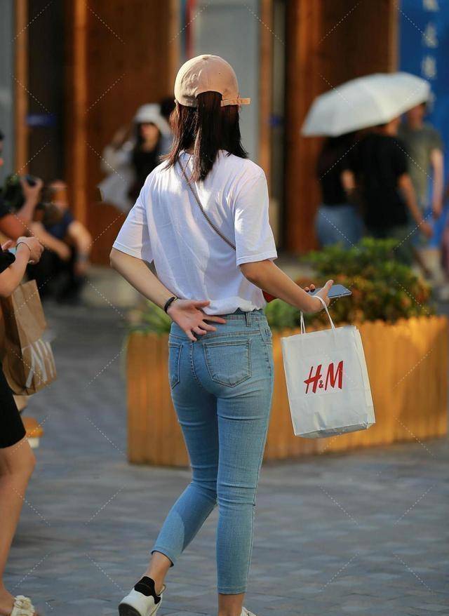 棕黃色牛皮紙袋搭配藍色時尚褲,學會這個訣竅,打造出舒適的造型 第2張 棕黃色牛皮紙袋搭配藍色時尚褲,學會這個訣竅,打造出舒適的造型 第2張