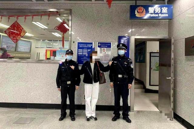 手提袋忘地鐵,內裝20000元衣物,民警接力20分鐘幫找回 第1張 手提袋忘地鐵,內裝20000元衣物,民警接力20分鐘幫找回 第1張