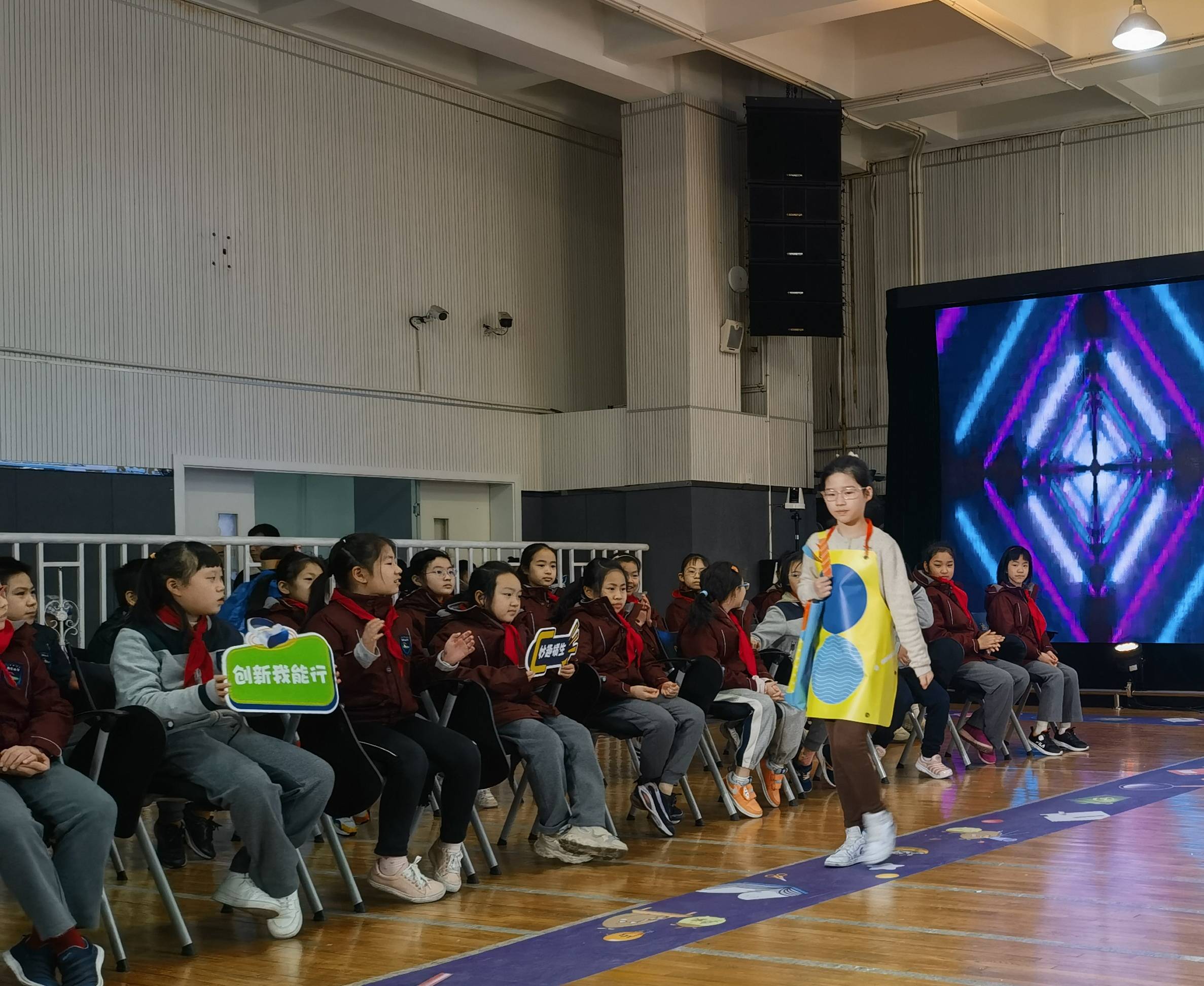 “解鎖”創(chuàng)新教育新玩法,一場“奇思妙想”服裝秀讓學(xué)生自信滿滿走上舞臺(tái) 第2張 “解鎖”創(chuàng)新教育新玩法,一場“奇思妙想”服裝秀讓學(xué)生自信滿滿走上舞臺(tái) 第2張